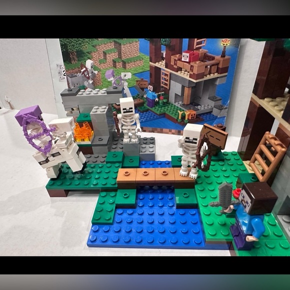 LEGO Minecraft The Skeleton Attack 21146 - Picture 4 of 6